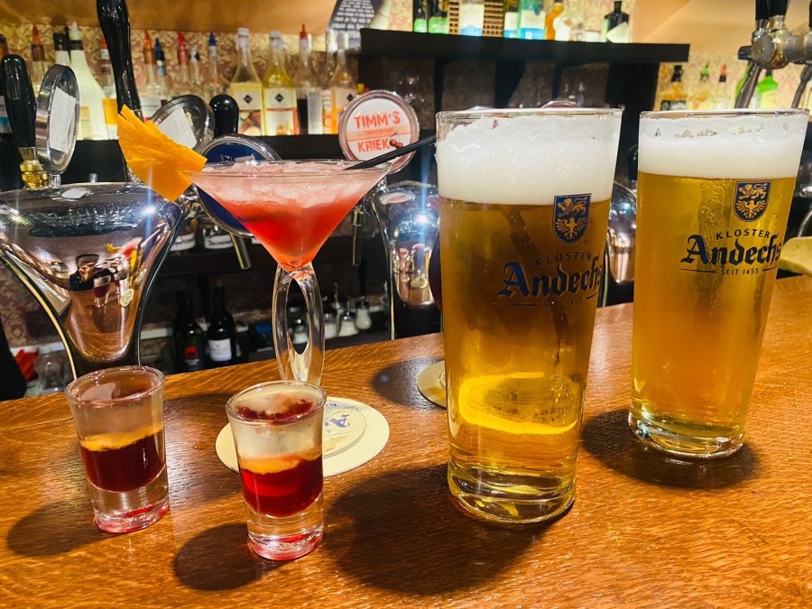 Many varieties of draft beer, as well as original cocktails are already waiting for you.
Come visit us!