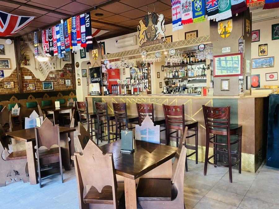 Классический английский паб находится в исторической части города. В пяти минутах пешком от петропавловской крепости.