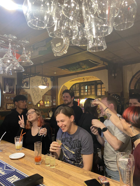 Классический английский паб находится в исторической части города. В пяти минутах пешком от петропавловской крепости.