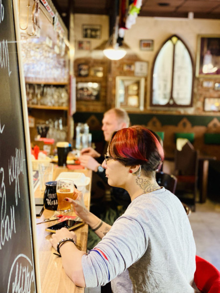 Классический английский паб находится в исторической части города. В пяти минутах пешком от петропавловской крепости.