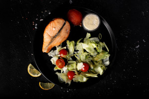 Фото Стейк из сёмги с овощным салатом